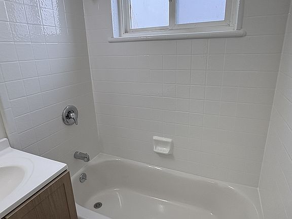 3rd image of 909 Georgia St APT 1