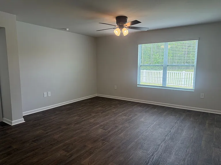 339 Elizabeth Dr — Photo 12