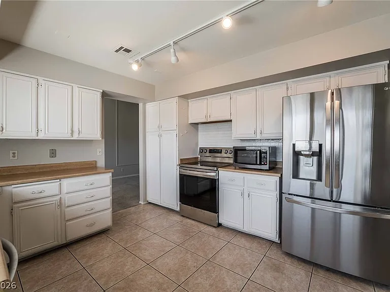 8705 Isola Dr — Photo 9