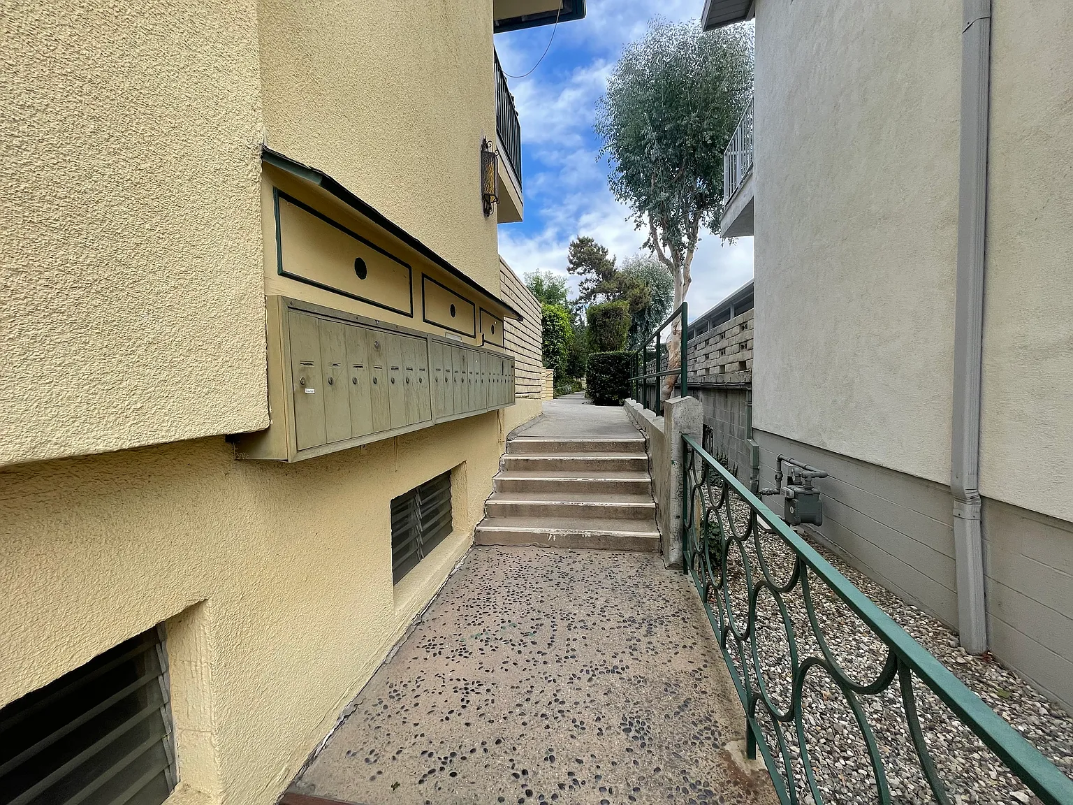 244 S El Molino Ave — Photo 2