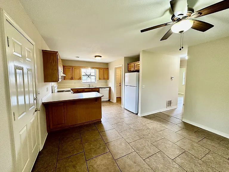 2311 W Willow St — Photo 15