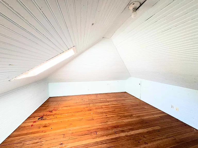 45687 Spadina Ave — Photo 2