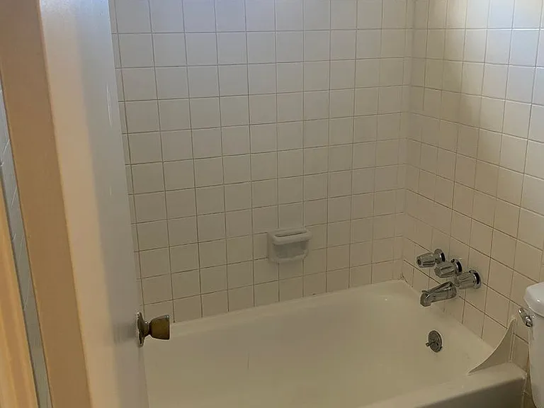 502/504 Elmwood Studios — Photo 19