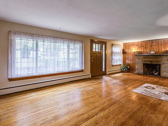 Living room/front entrance