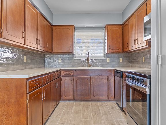 3rd image of 602 Cardinal Dr