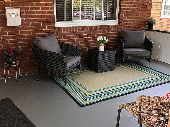 Very relaxing front porch 