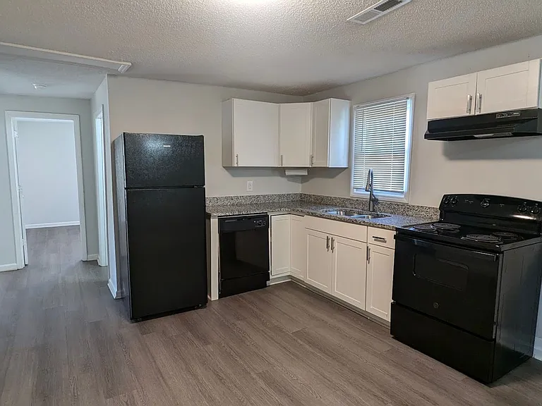 907 Bennett St — Photo 10