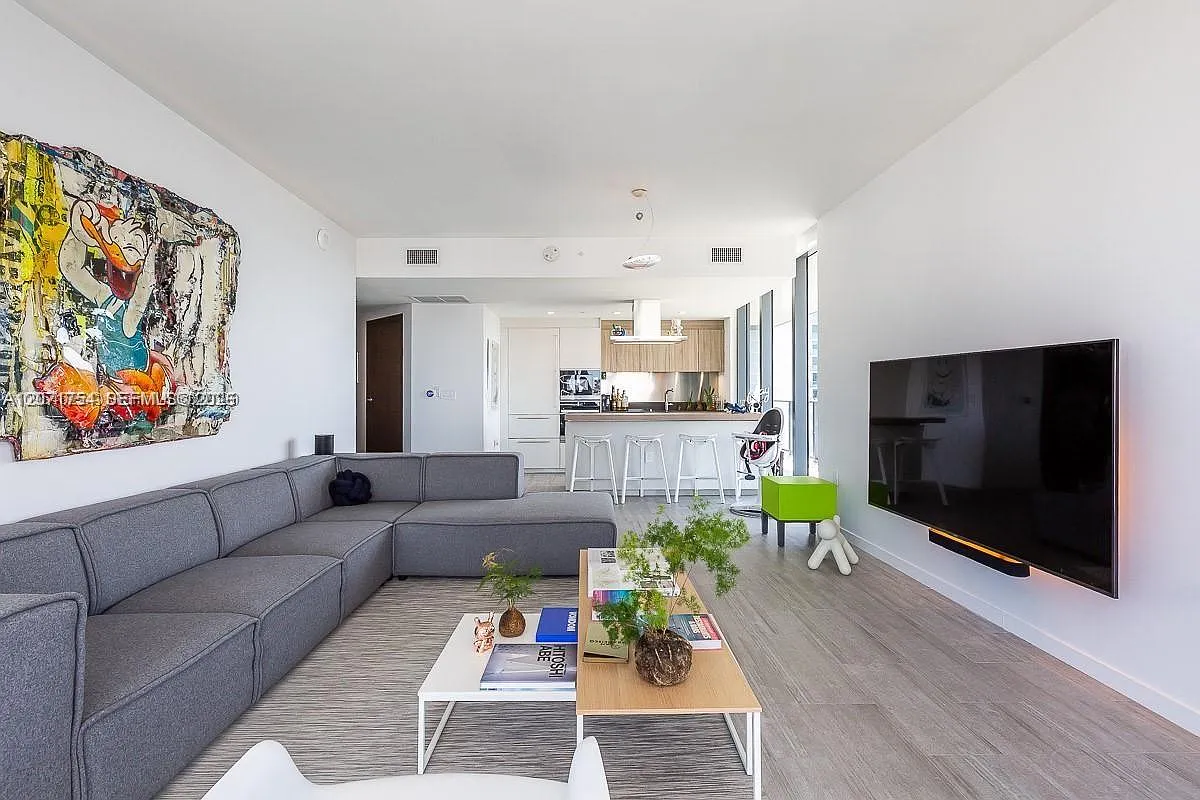 Brickell Flatiron Condo — Photo 2