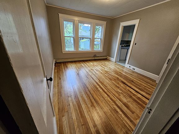 4th image of 486 Woodford St #4