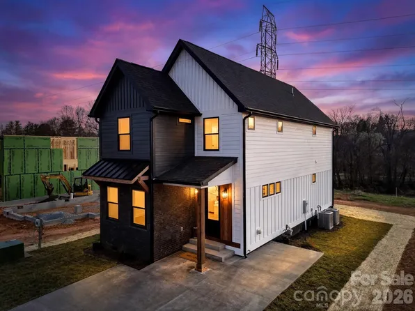 4 S Martha Kate Dr, Hendersonville, NC 28792