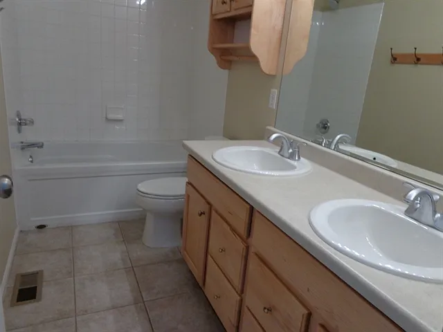 10910 Steele St — Photo 9
