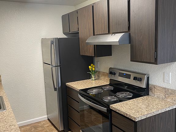 Kitchen Refrigerator / Stove