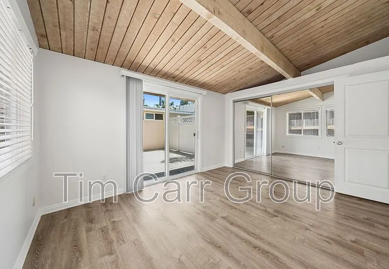 2545 Elden Ave — Photo 16