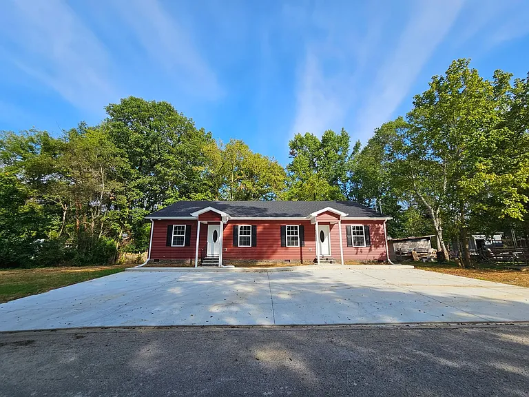428 W Waggoner St — Photo 2