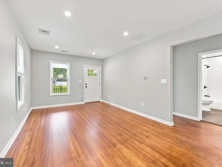 107 Broad Ave — Photo 3