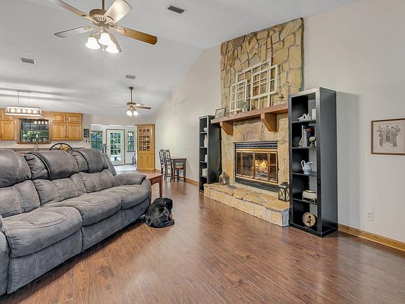 5th image of 8801 Green Oak Dr