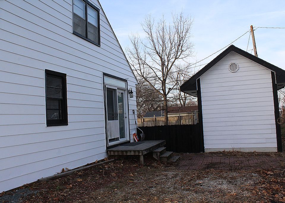 2nd image of 1005 Maple St