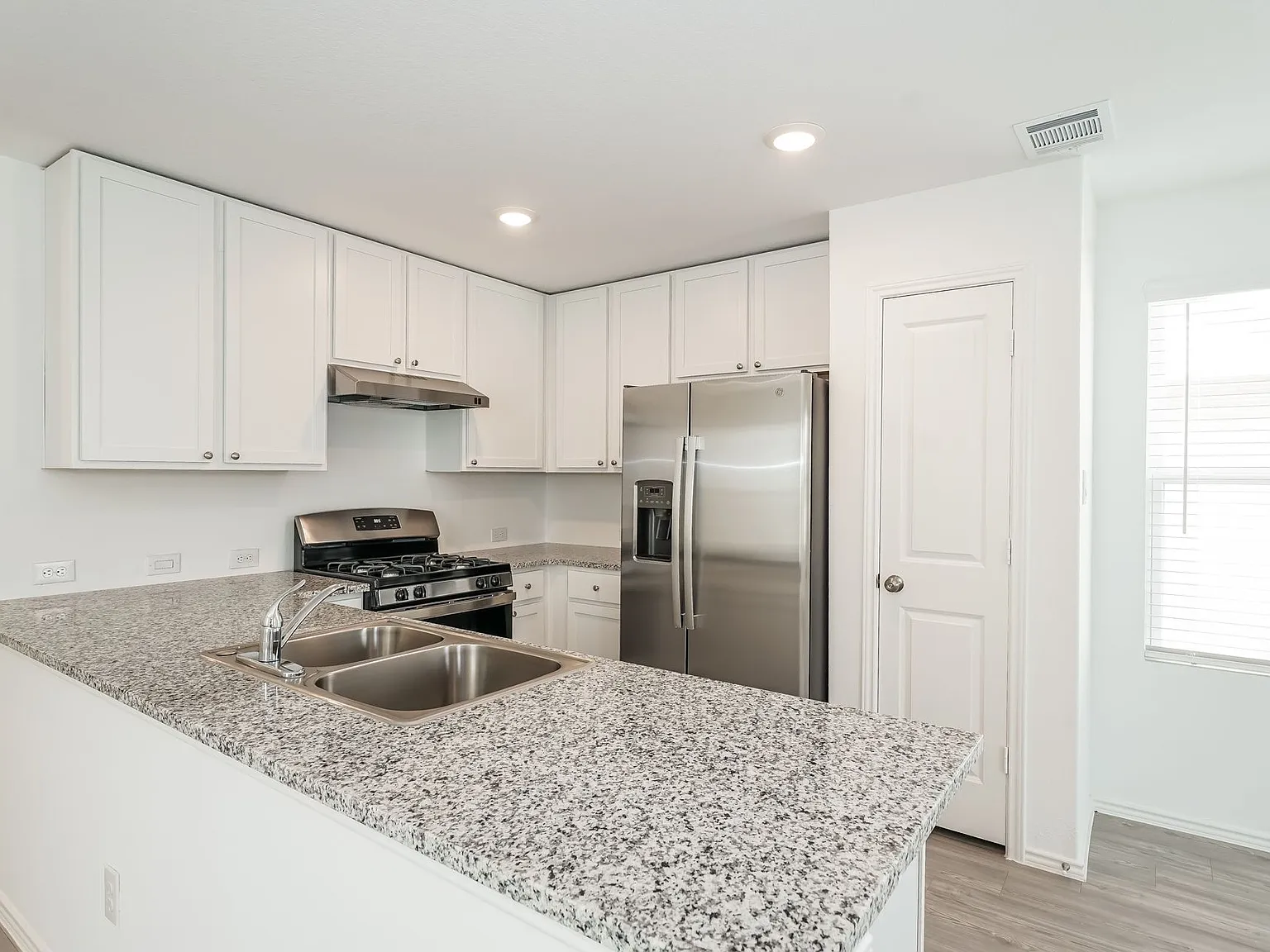 3 bed, 2.0 bath, 1018 sqft, $1,345 — Photo 4