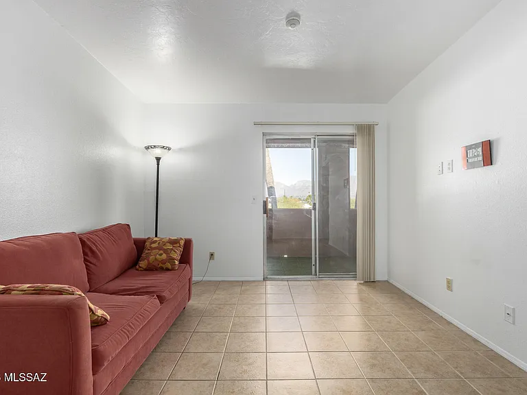 1810 E Blacklidge Dr #123 — Photo 5