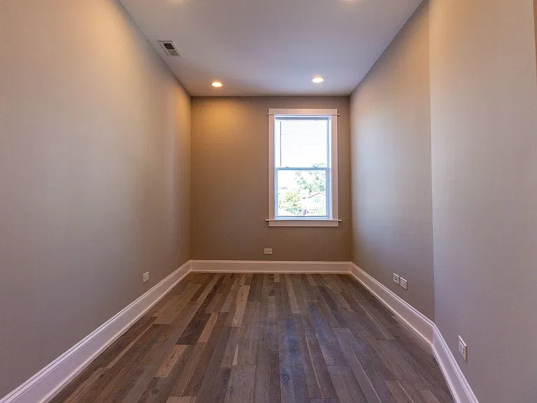 Pf-Arg, 2850 W Barry Series — Photo 19