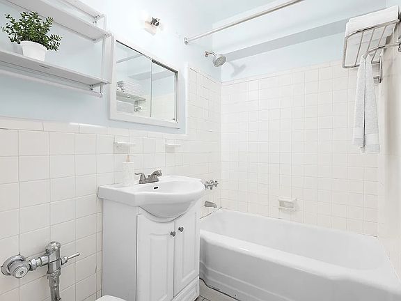 5th image of 229 E 28th St APT 3D