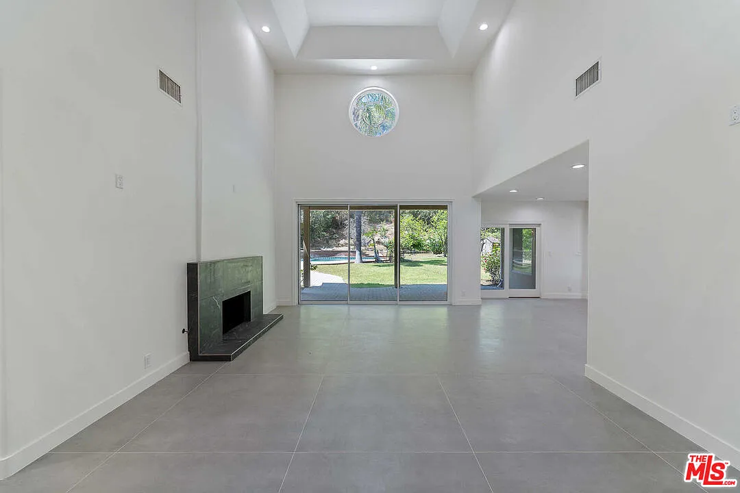 5 bed, 4.0 bath, 4285 sqft, $9,995 — Photo 2
