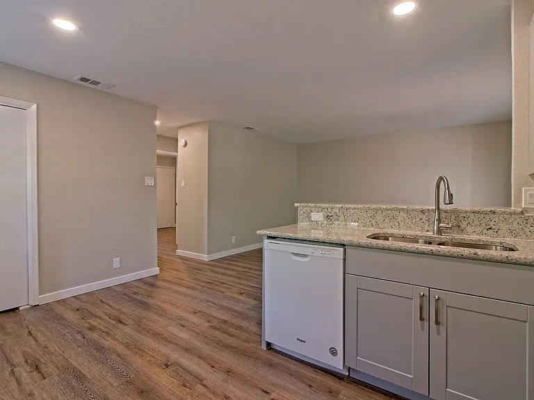 401 Hedgewood Dr #C — Photo 12