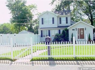 40 Grove St, Middletown, NJ 07748