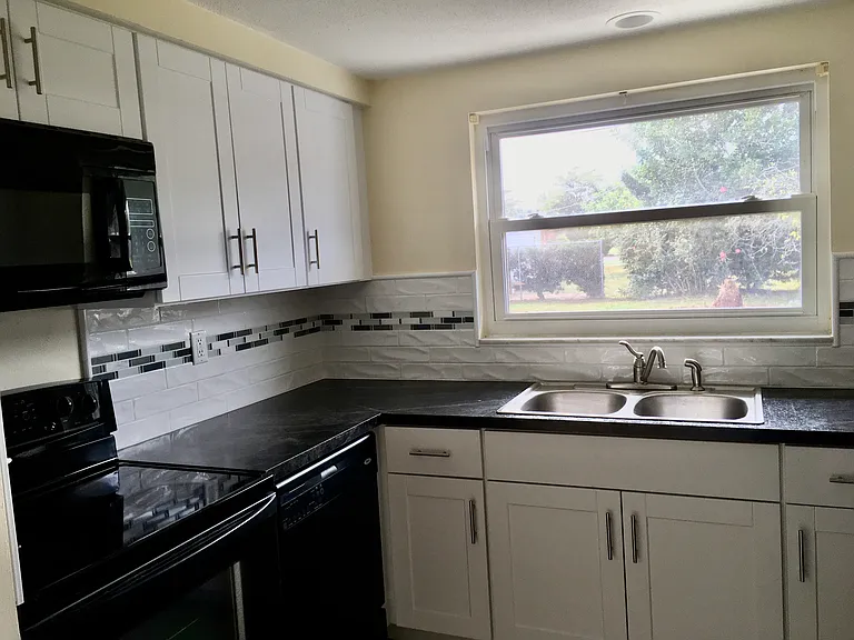 105 Sandhurst Dr — Photo 5