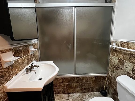 5th image of 525 Edison Ave #2B