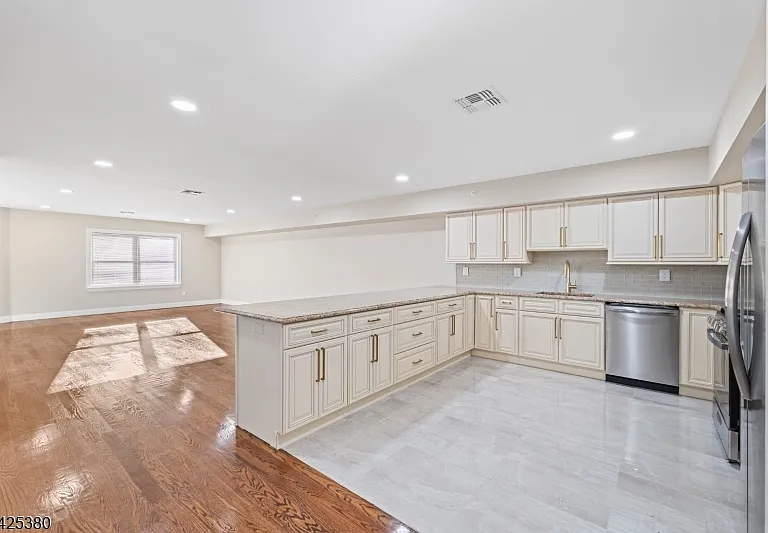 658 Market St — Photo 18