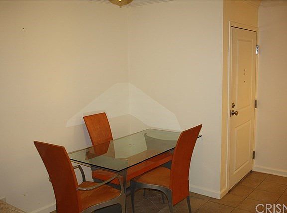 5th image of 20327 Saticoy St Unit 103