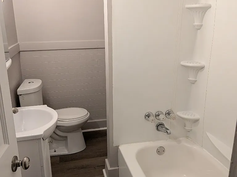 909 Chartiers Ave #5 — Photo 5