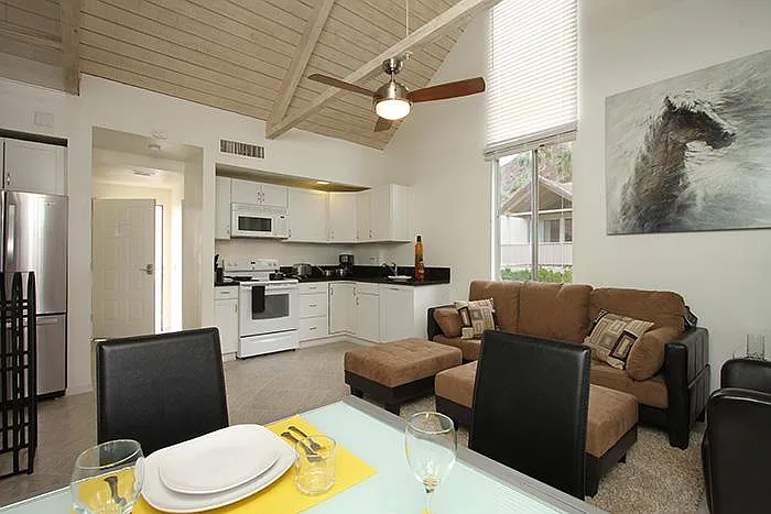 Dinning table, expandable to 6ppl