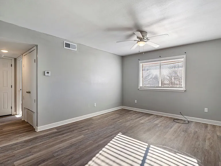 Crossroads Villa Apartments — Photo 37