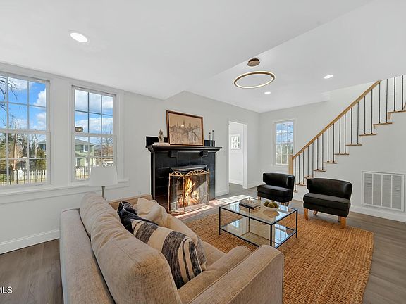 3rd image of 113 E 10th Ave