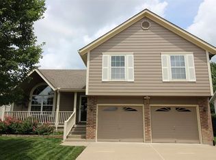 1021 SW Hillcrest Dr, Blue Springs, MO 64015