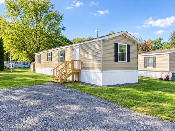 133 Center St, Farmington, NY 14425