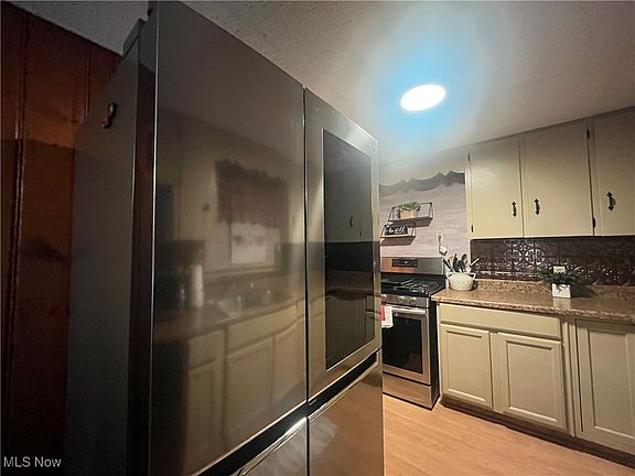 5th image of 1641 Sharon Ave