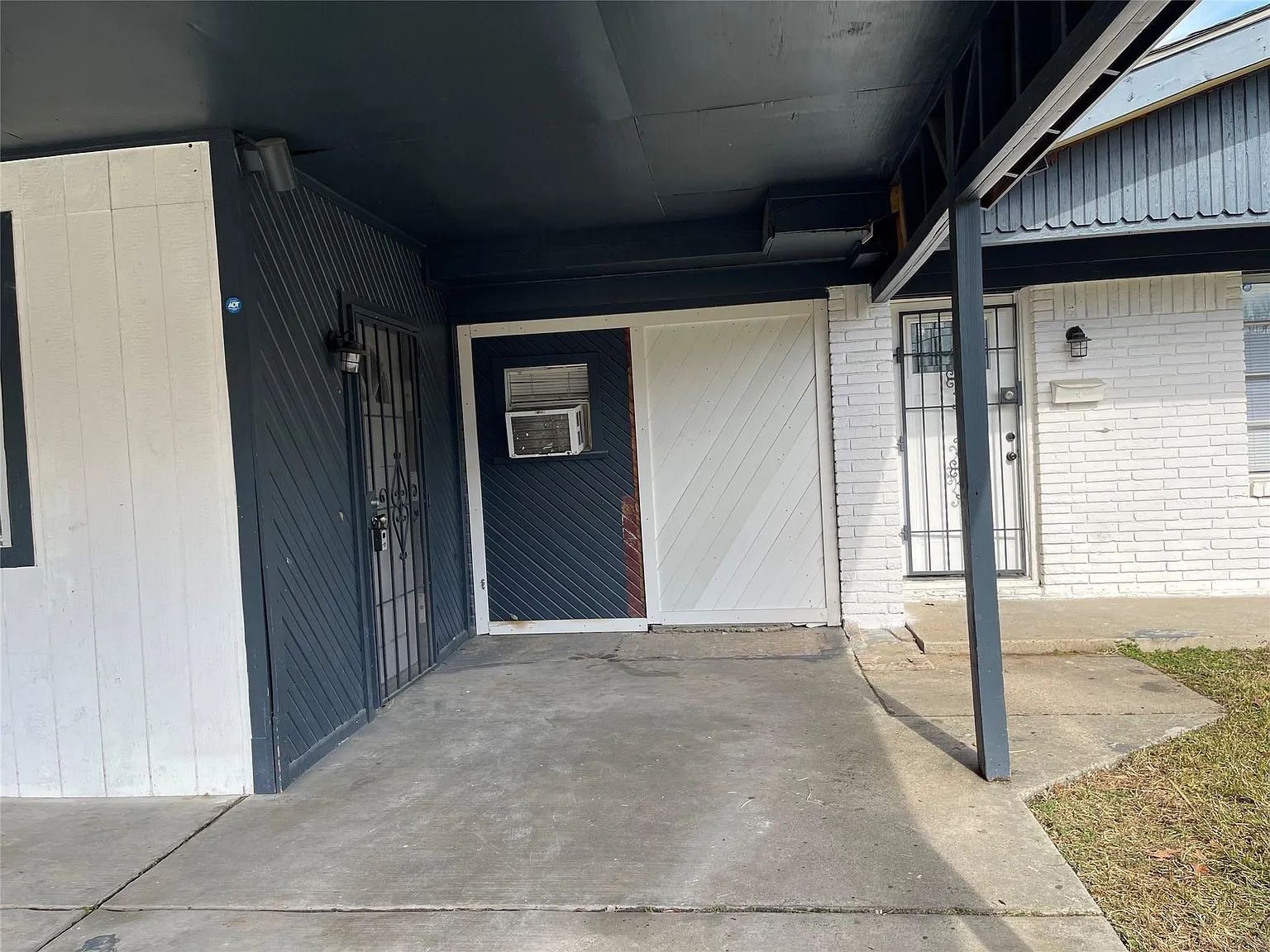2 bed, 1.5 bath, 2598 sqft, $1,350 — Photo 2