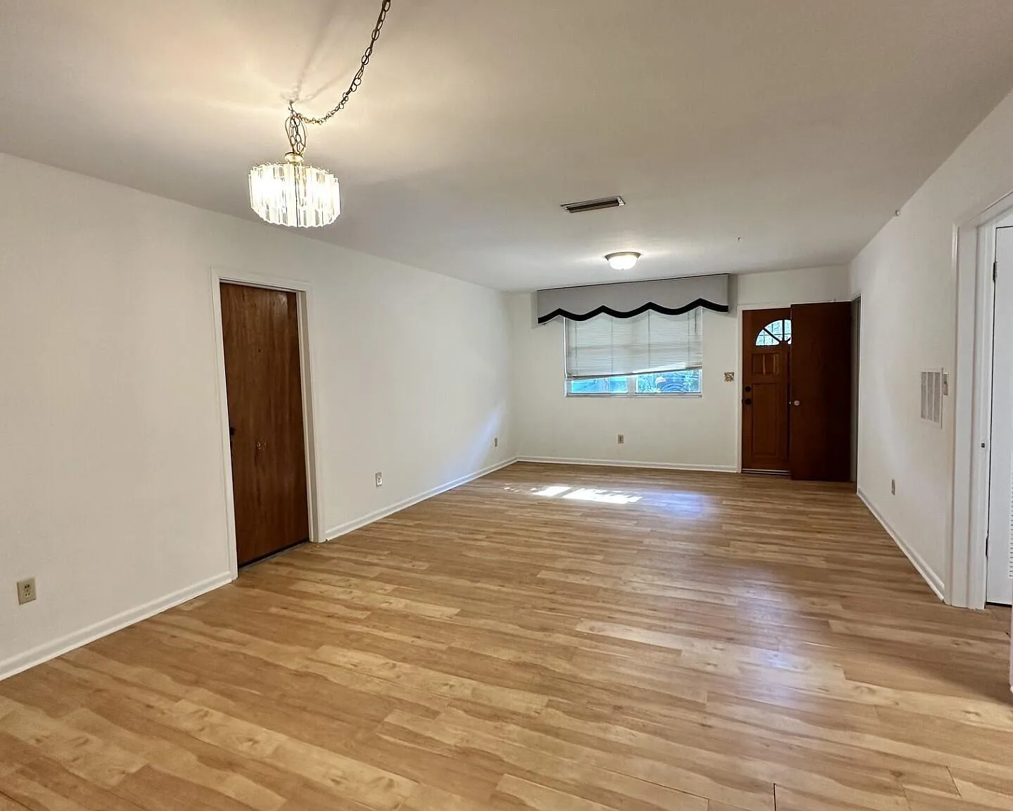 3 bed, 2.0 bath, 2248 sqft, $2,995 — Photo 2