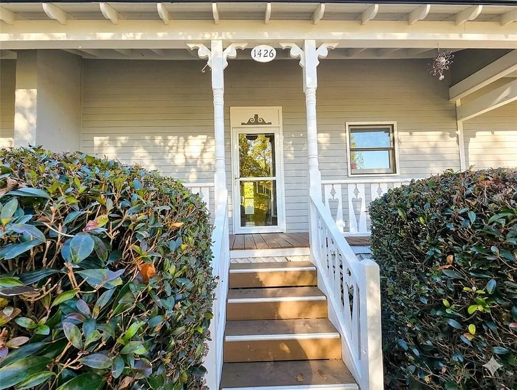 2 bed, 1.5 bath, 1216 sqft, $2,200 — Photo 2