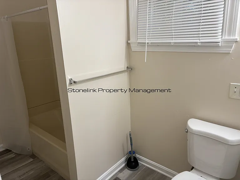 515 E School St — Photo 8