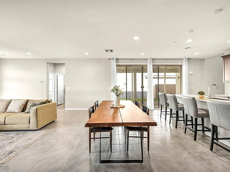 1012 E Sunset Rd — Photo 11