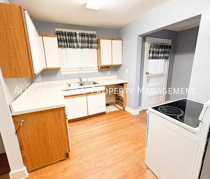 1051 Brown St — Photo 7