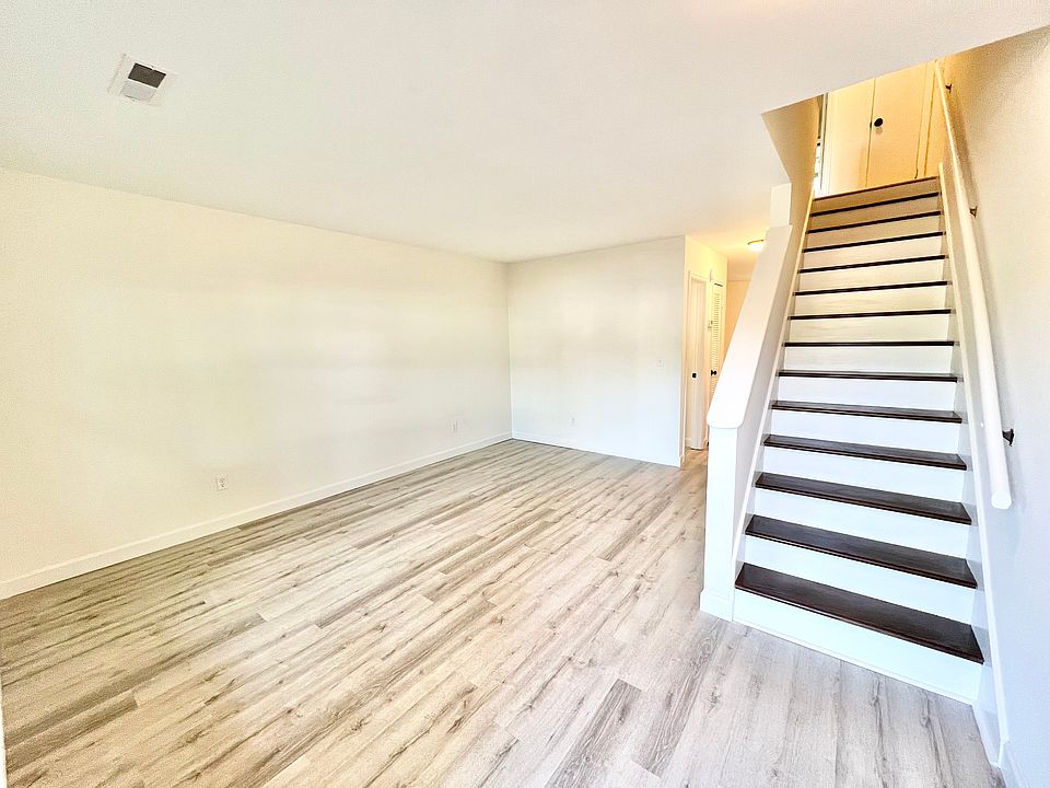 Living Room/Entry