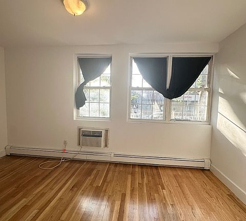 4th image of 3513 Crescent St #1
