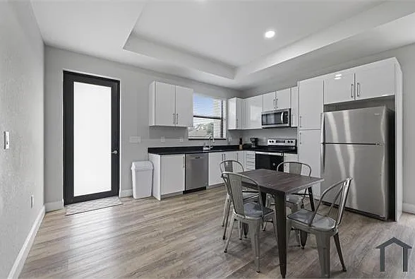 2 bed, 1042 sqft, $1,675 — Photo 3