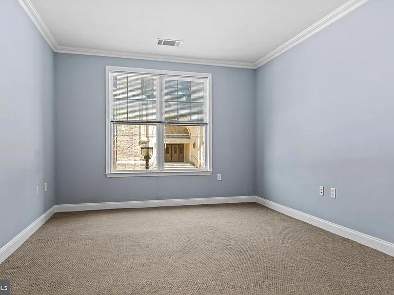 200 W Elm St #1207 — Photo 6