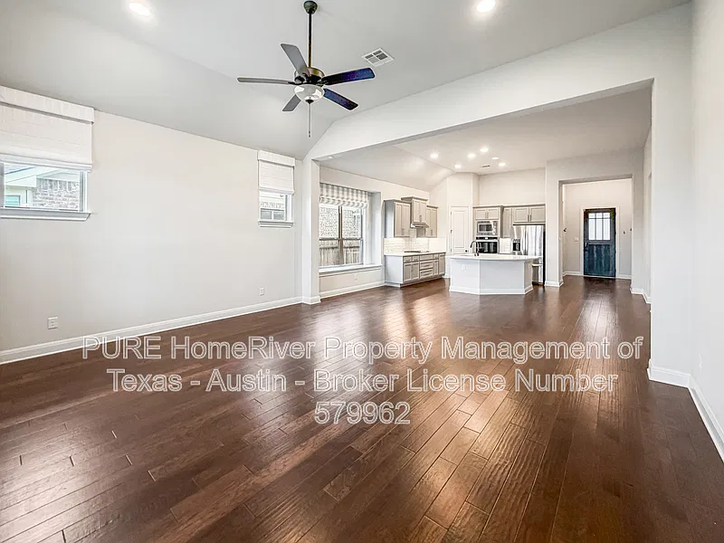 4 bed, 4.0 bath, 2666 sqft, $2,495 — Photo 4